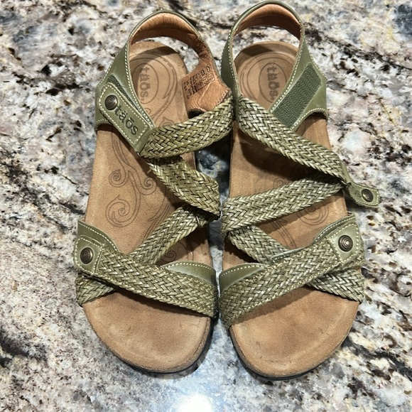 Taos sage, green with back straps  Strappy Sandals Size 6-6.5 - Picture 2 of 6
